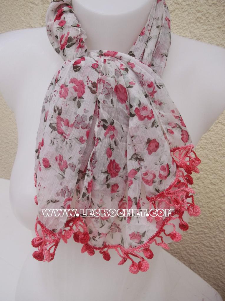 foulard à fleurs rose avec une bordure au crochet