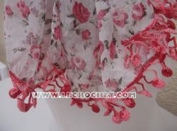 Foulard à fleurs roses avec une bordure au crochet